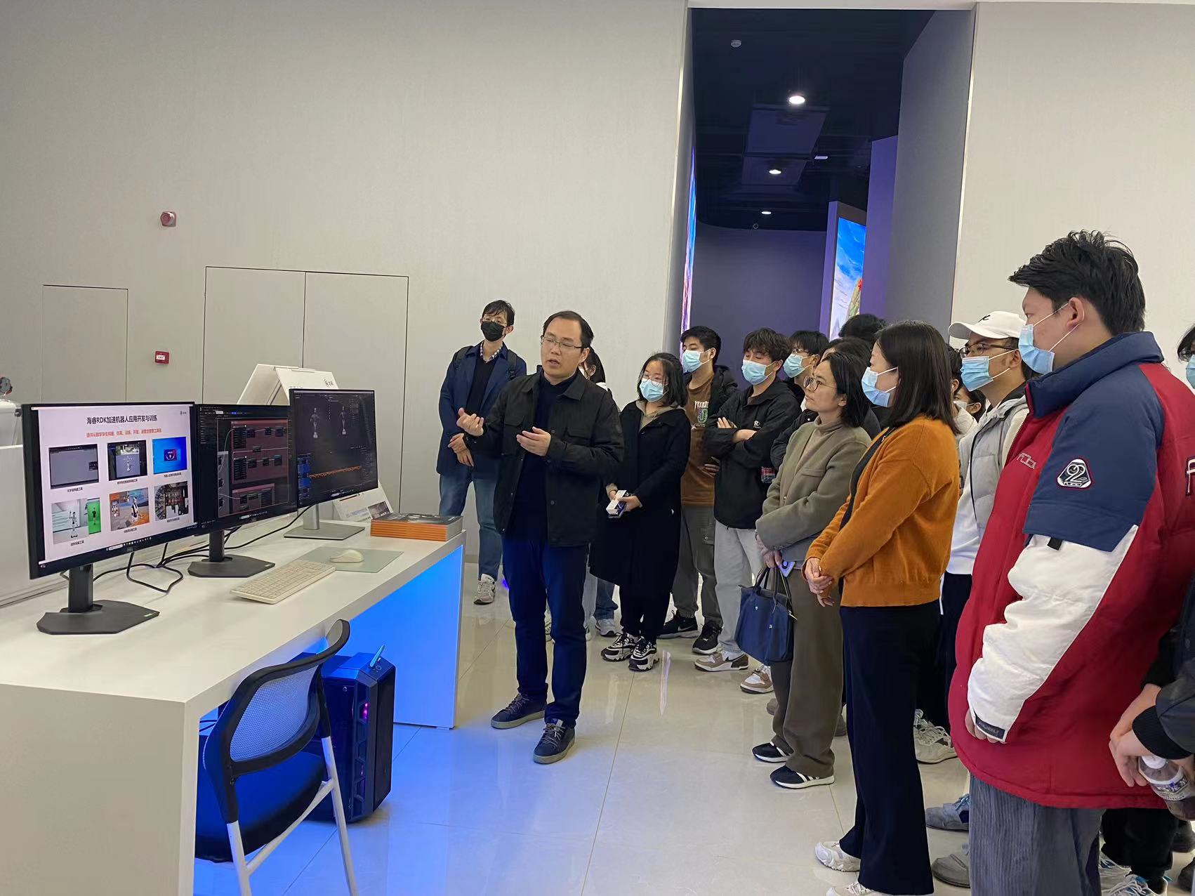 探秘達(dá)闥5G超級(jí)工廠 信息技術(shù)學(xué)院師生的科技之旅